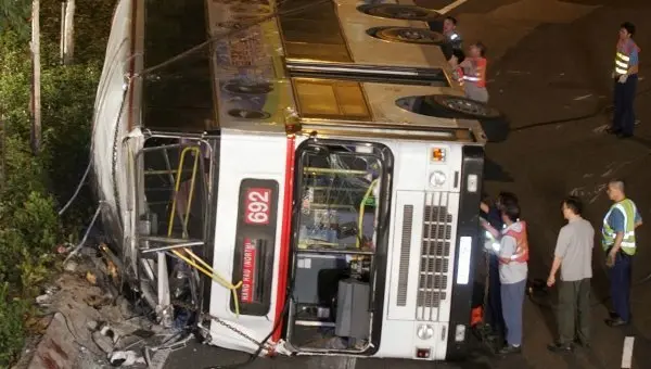 Bus volcado en Hong Kong