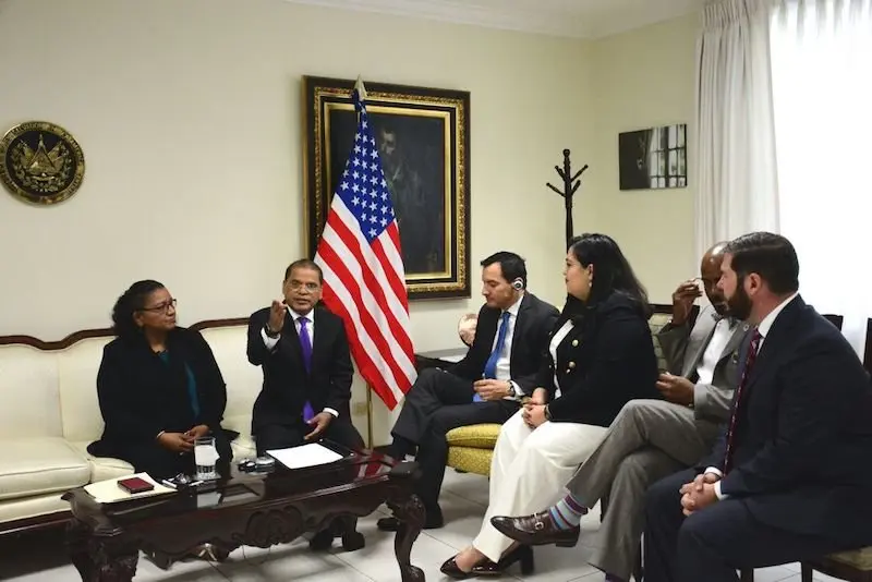 Oscar Ortiz y asambleístas