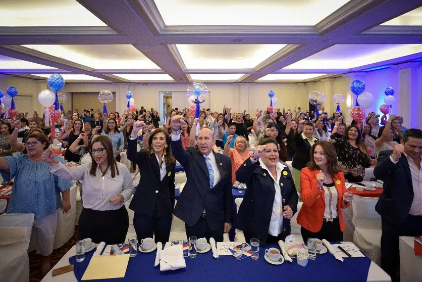 Javier Simán en un evento con mujeres