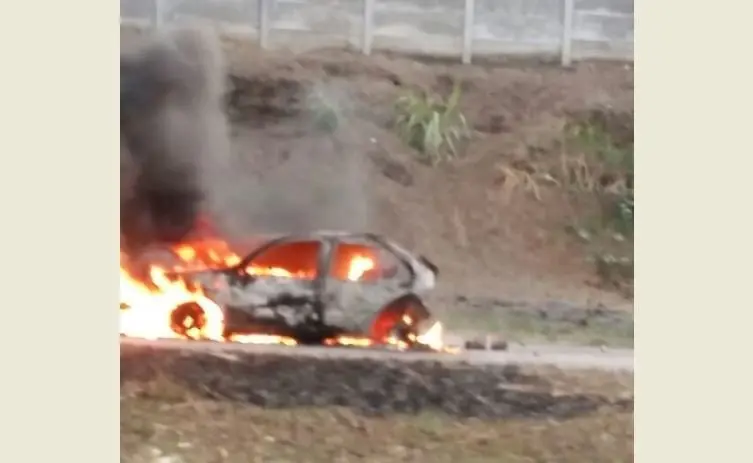 Incendio de carro cerca de la ENA