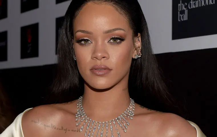 1-rihanna-makeup-thumb2-03-08-2017