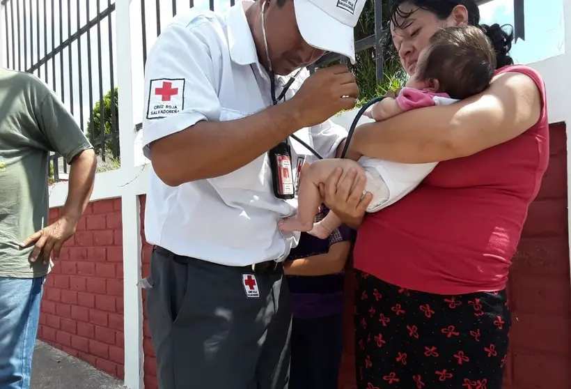 Cruz Roja atiende a bebé