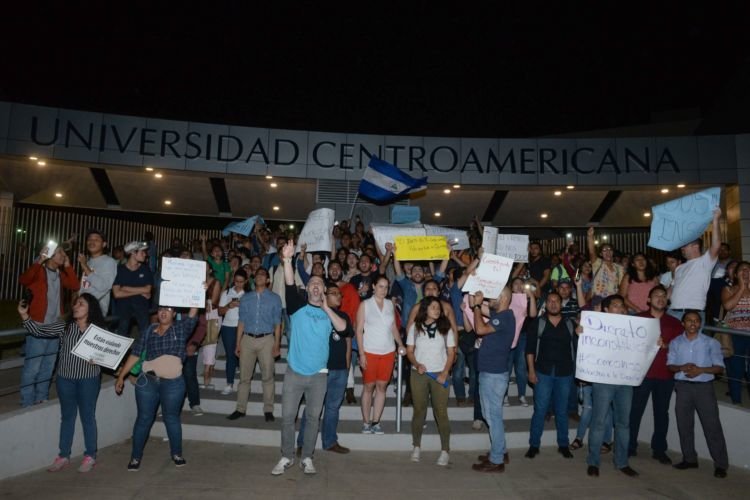 Managua 18 de Abril del 2018 Estudiantes universitarios fueron agredidos por turbas sandinistas en las afueras de la Universidad Centroamericana, mientras realizaban una protesta pacifica en rechazo a la reforma del INSS.LAPRENSA/ Roberto Fonseca