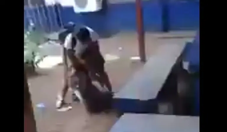 Estudiantes de Sonsonate se van a los golpes