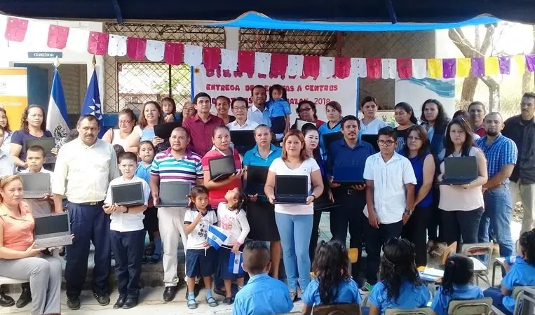 Taiwán entrega computadoras