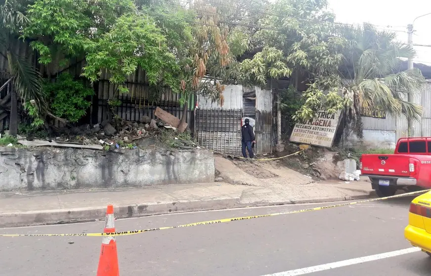 Taller donde había un cementerio clandestino en el barrio Modelo