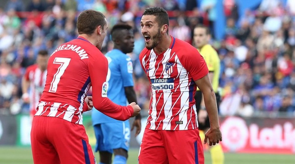 Koke y Griezmann celebran un gol del Atlético