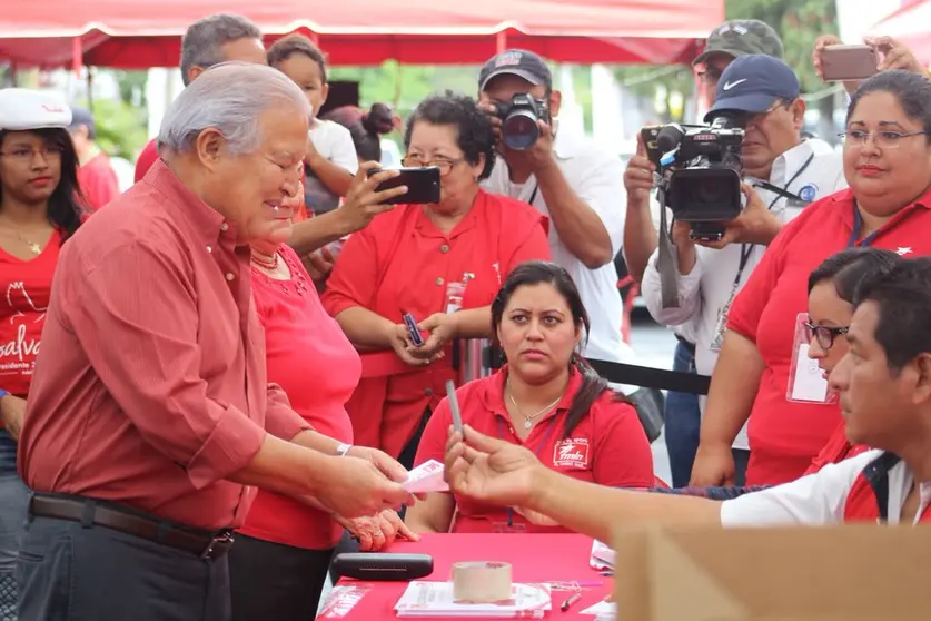 Sánchez Cerén votando en internas.