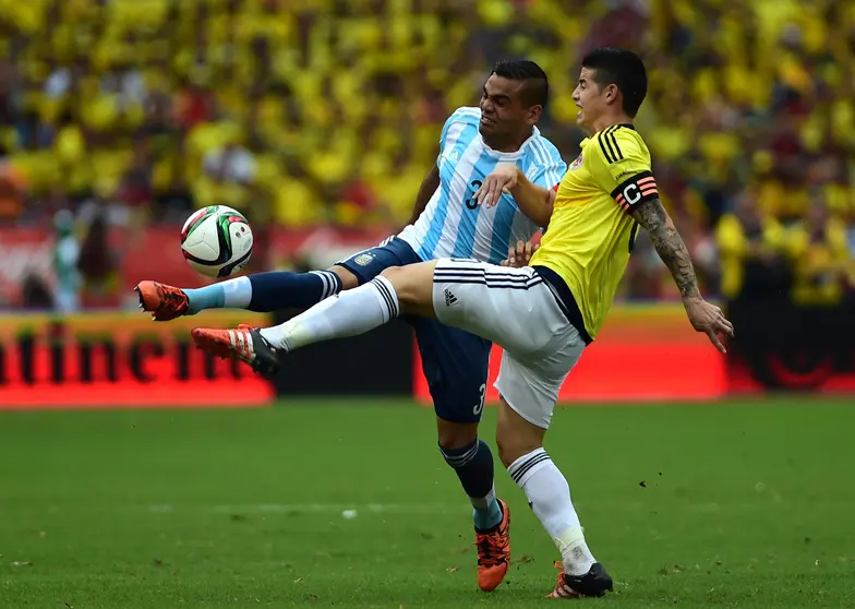 Argentina's Gabriel Mercado (L) and Colombia's James Rodriguez vie for the ball during their Russia 2018 FIFA World Cup South American Qualifiers football match, in Barranquilla on November 17, 2015.    AFP PHOTO / LUIS ROBAYO