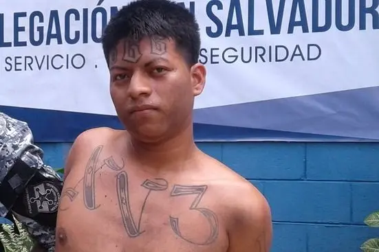 Pérez confesó que mató y participó en el homicidio de varios pandilleros de la Mara Salvatrucha (MS-13) pero que no ha matado a ningún policía.