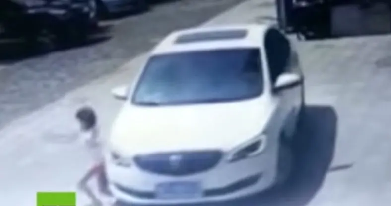 Niña atropellada en China