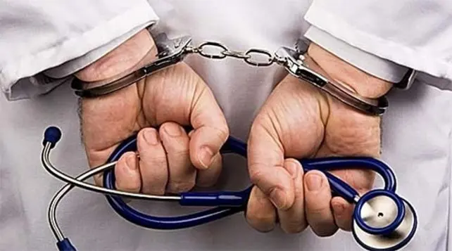 Médico detenido