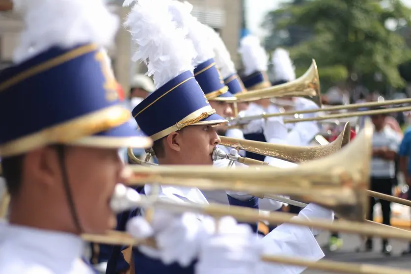 Año con año bandas de paz se citan desde tempranas horas para iniciar el recorrido del desfile