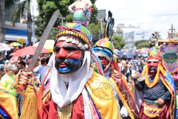 El desfile marca el inicio de las fiestas patronales