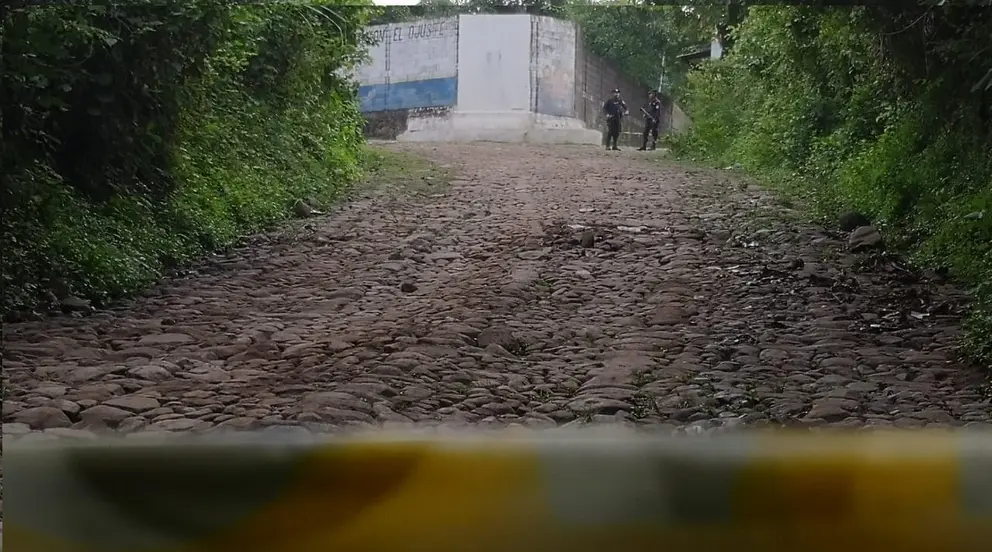 Mujer poste de Usulután