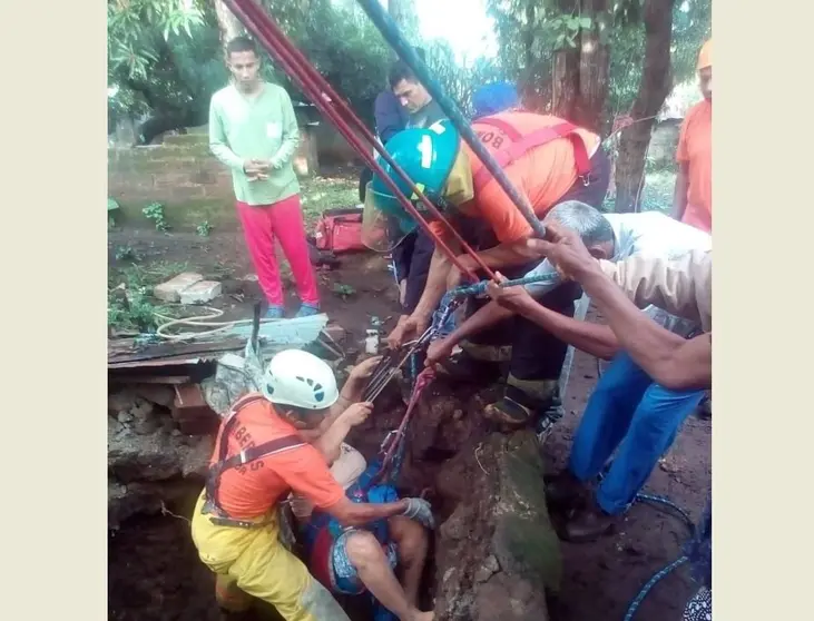 Mujer rescatada de fosa séptica