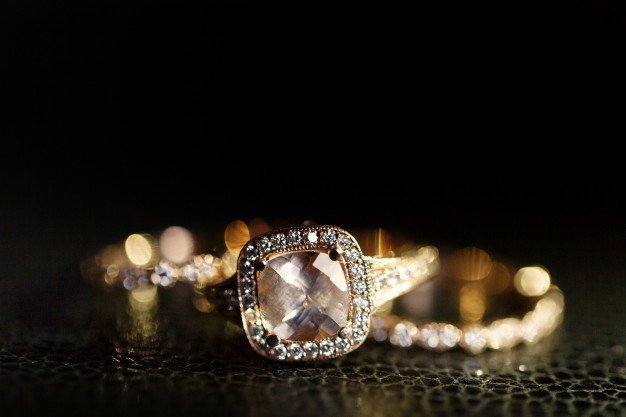 joyas-brillan-en-los-anillos-de-bodas-de-oro-que-yacen-en-el-cuero_8353-763