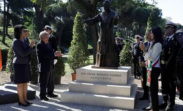 Sánchez Cerén devela escultura de romero en Roma
