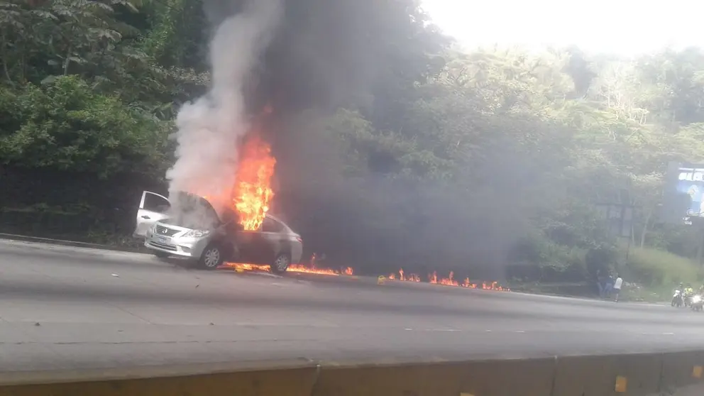 Incendio en vehículo modelo reciente