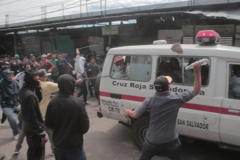 Ambulancia de la Cruz Roja atacada