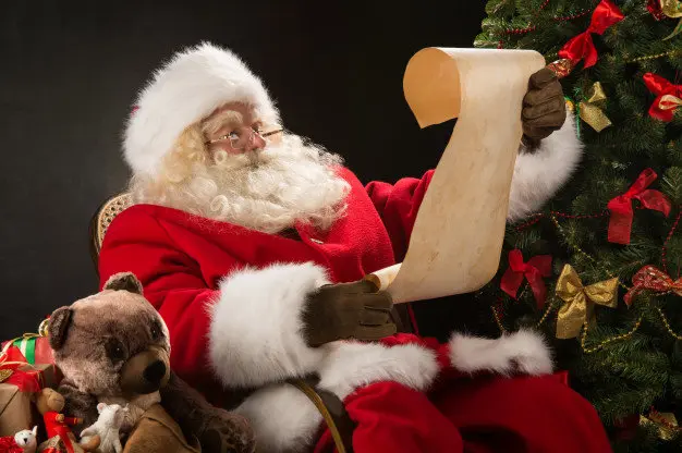 Papá Noel leyendo cartas