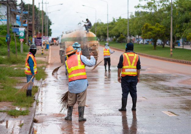 trabajador-barrendero-carretera-que-limpia-calle-ciudad-herramienta-escoba-tailandia_28989-543