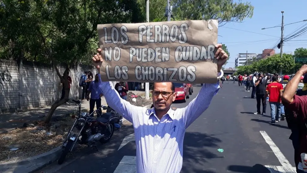 Hombre protesta contra el agua