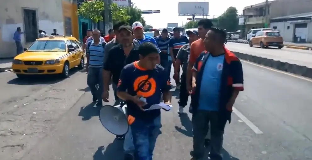 Buseros llegando a la Asamblea