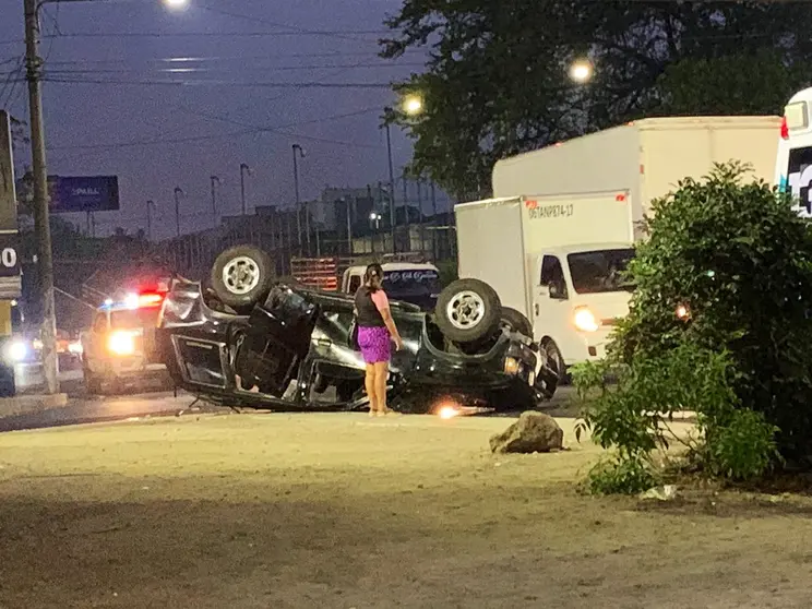 Carro volcado en Bulevar Venezuela