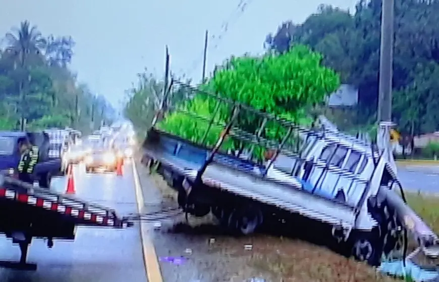 Carro contra poste en Comalapa