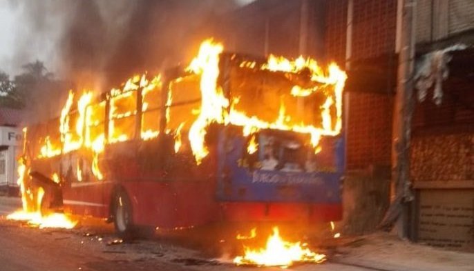 Bus de la ruta 10 quemado