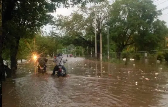 Calle inundada frente a American Park