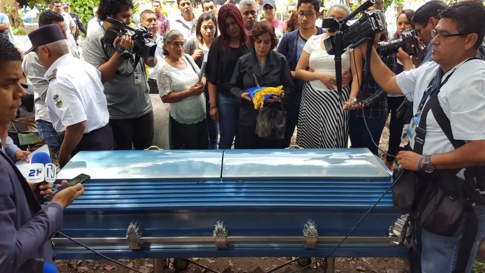 Familiares del Policía asesinado