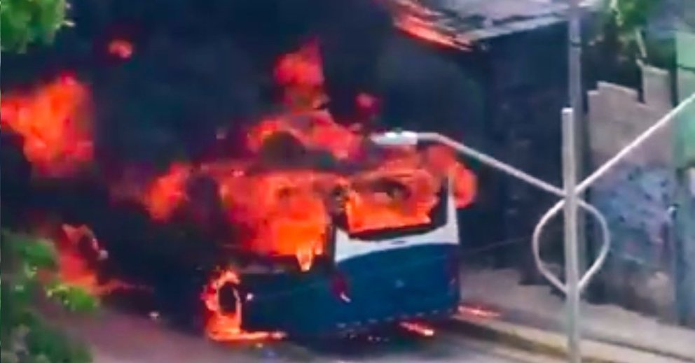 Bus quemado en Comalapa