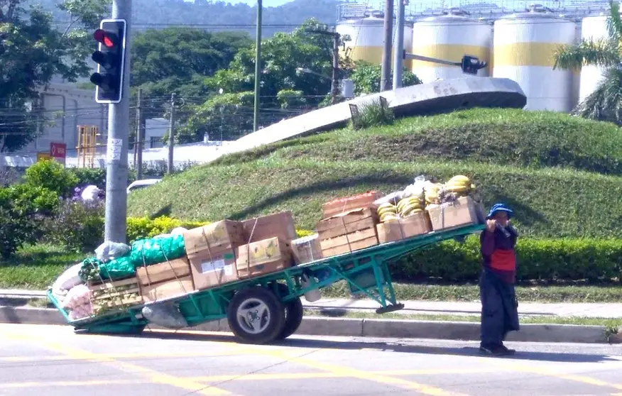 Hombre jalando carretera en zona Reloj de Flores