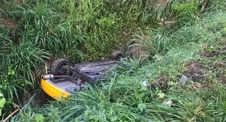 Taxi volcado en carretera de Oro