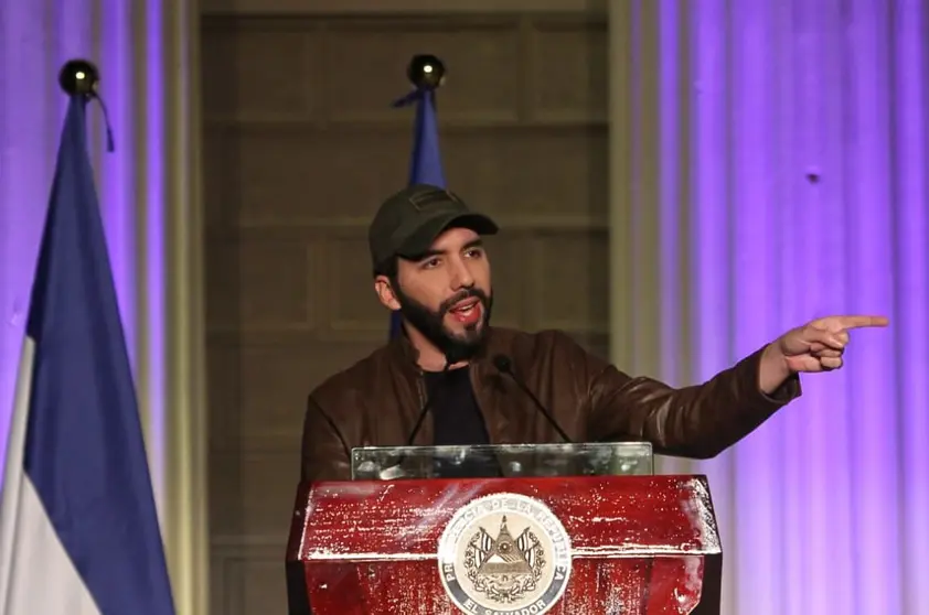 Nayib Bukele entregando botas