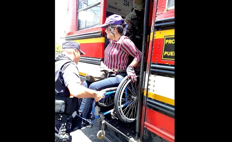 Gesto humanitario de un policía y un militar