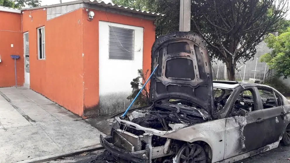 Carro quemado en Opico