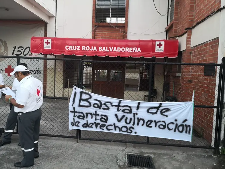 Protesta frente a Cruz Roja