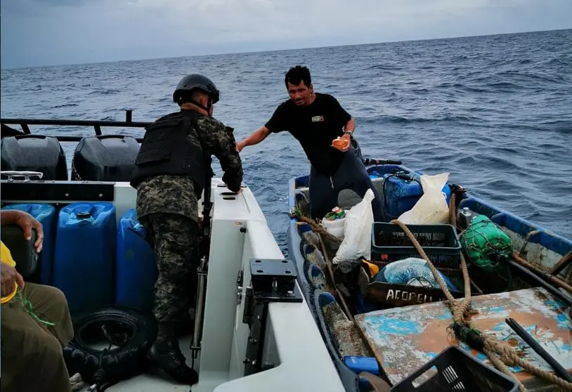 Fuerza Naval rescata a pescadores