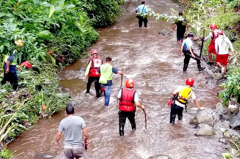 Búsqueda de hombre que cayó en tragante en Santa Tecla 1