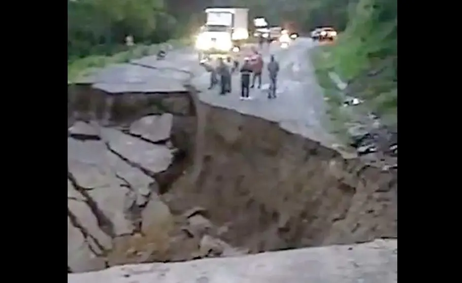 Calle dañada de Honduras hacia El Salvador 2