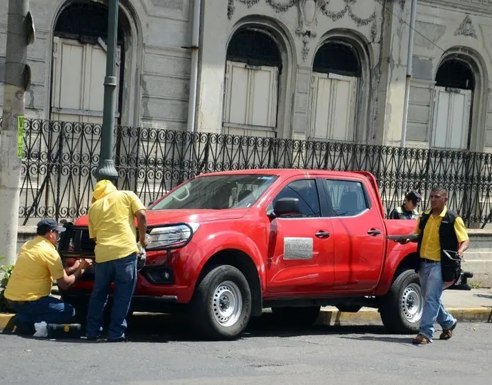 Vehículo de Gobernación mal estacionado