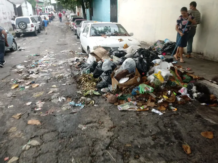 Basura en ciudad delgado