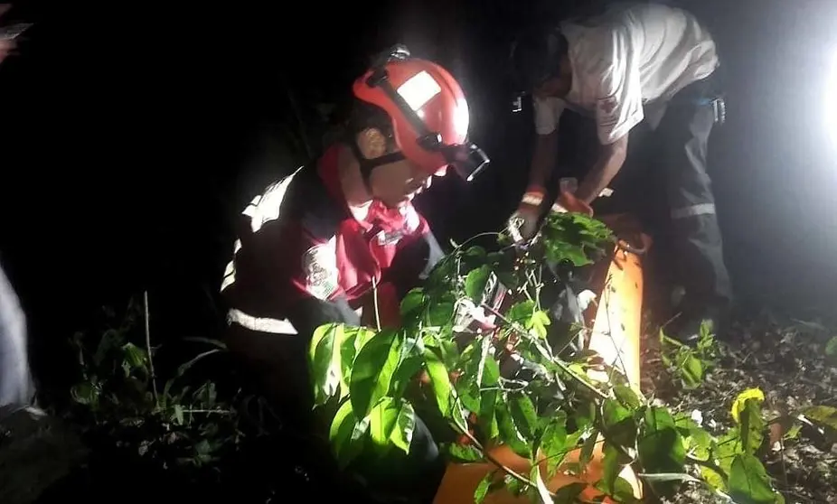 Hombre muere al accidentarse en barranca