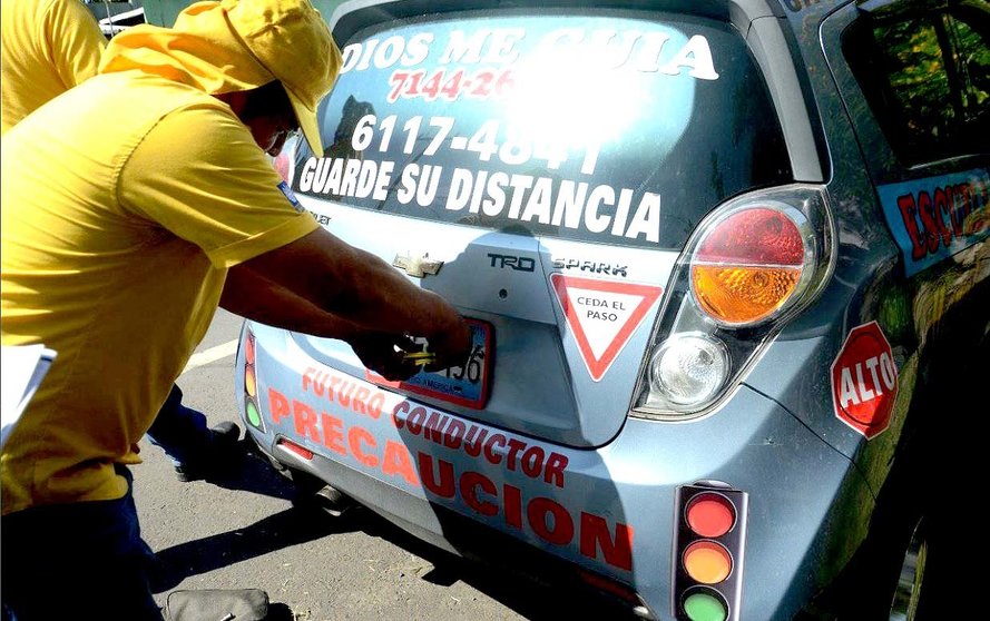 Decomisan placas a vehículo de escuela de manejo en La Libertad