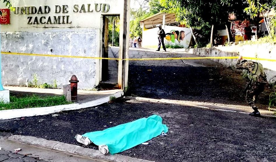 Joven muere frente a la Unidad de Salud de la Zacamil