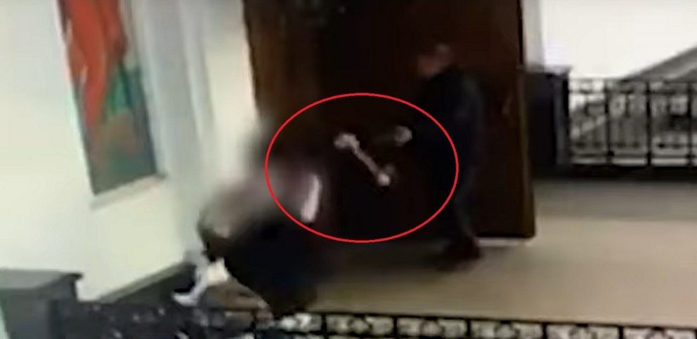 Mujer ataca iglesia con un hacha