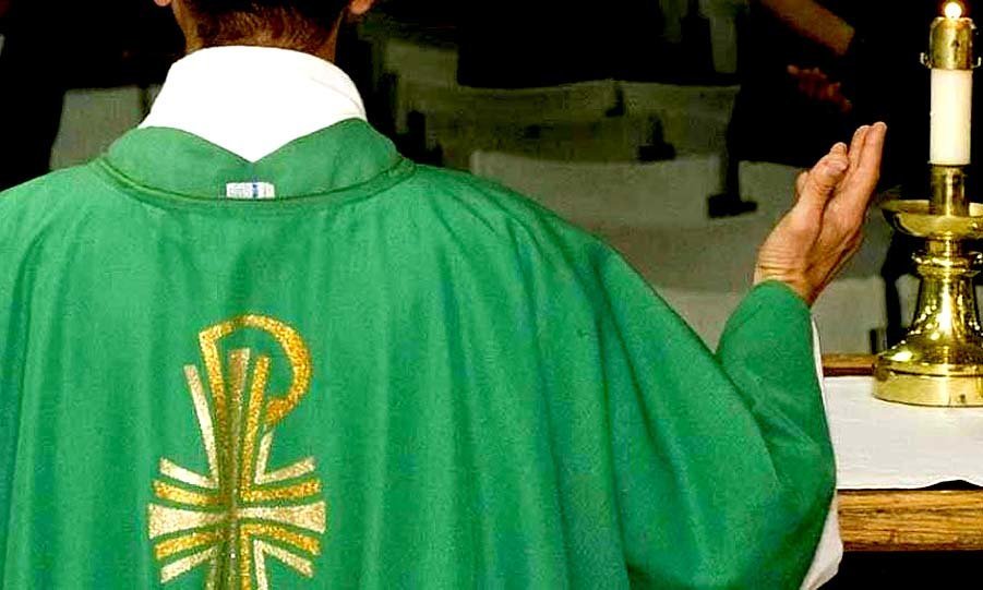 Sacerdote es acusado de abuso sexual en menores